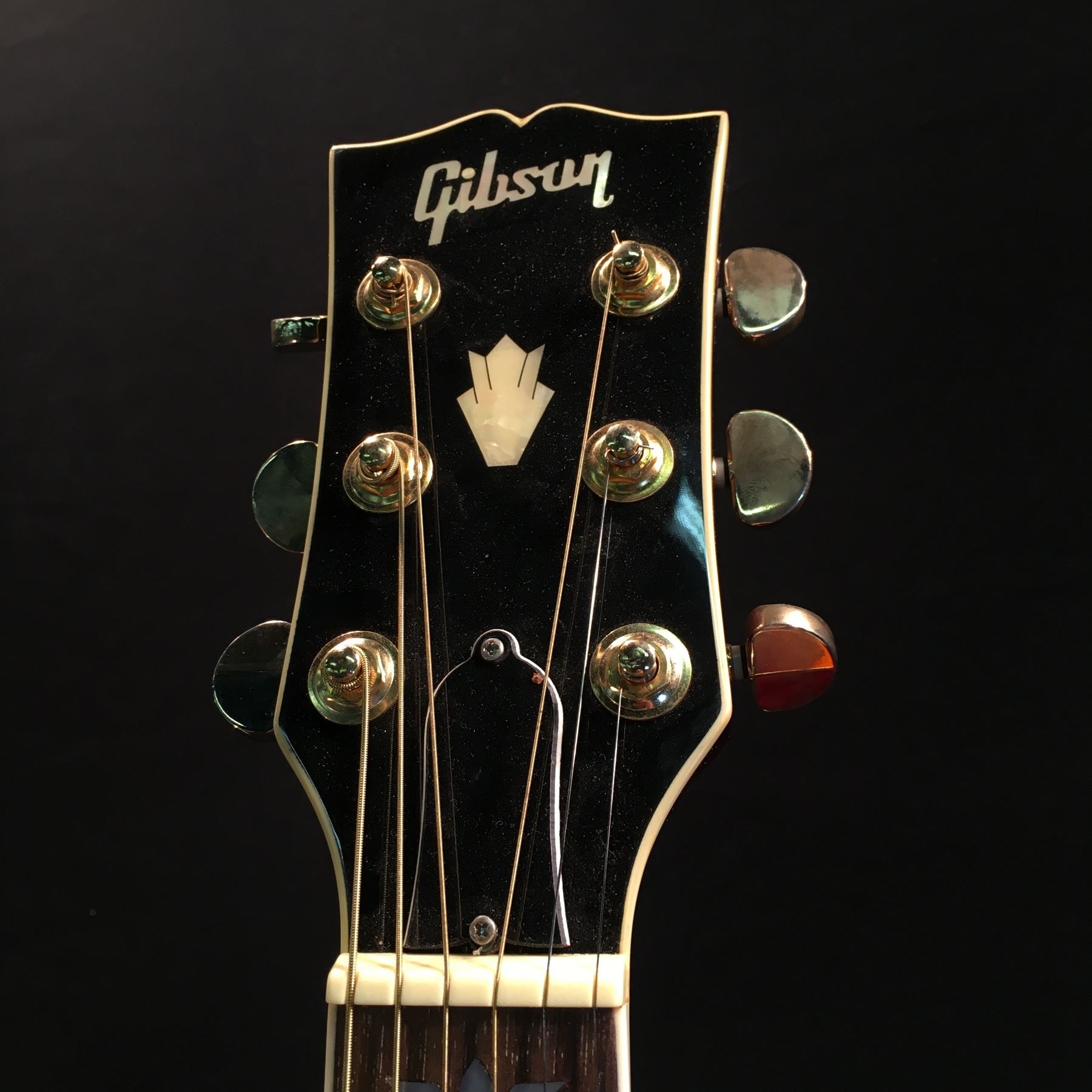 GIBSON MODEL J200VS ACOUSTIC GUITAR, MADE AT THE BOZEMAN, MONTANA