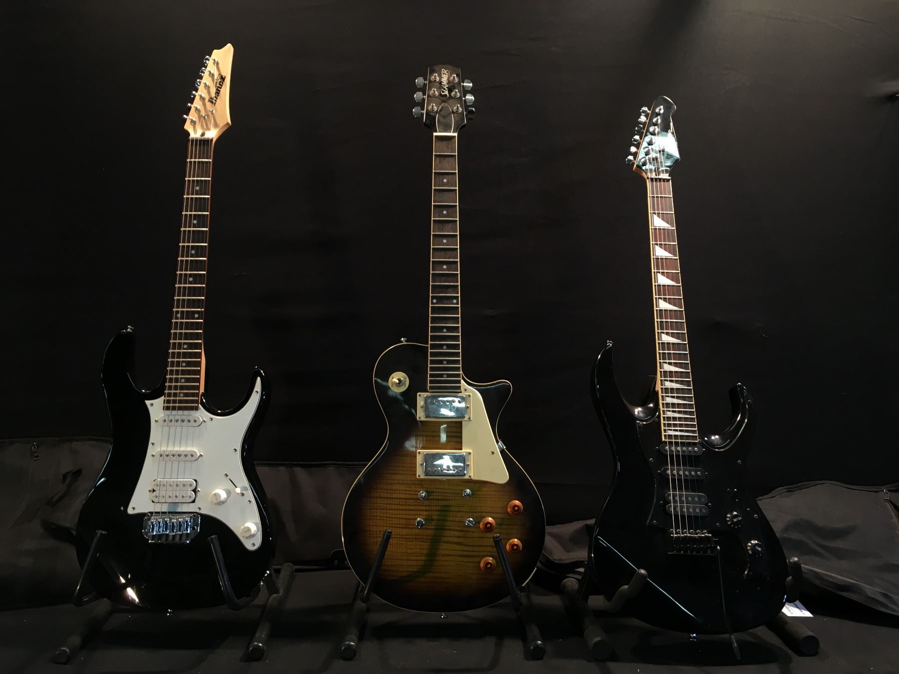 3 GUITARS BEHRINGER METALIEN STRAT STYLE ELECTRIC GUITAR WITH BRIDGE