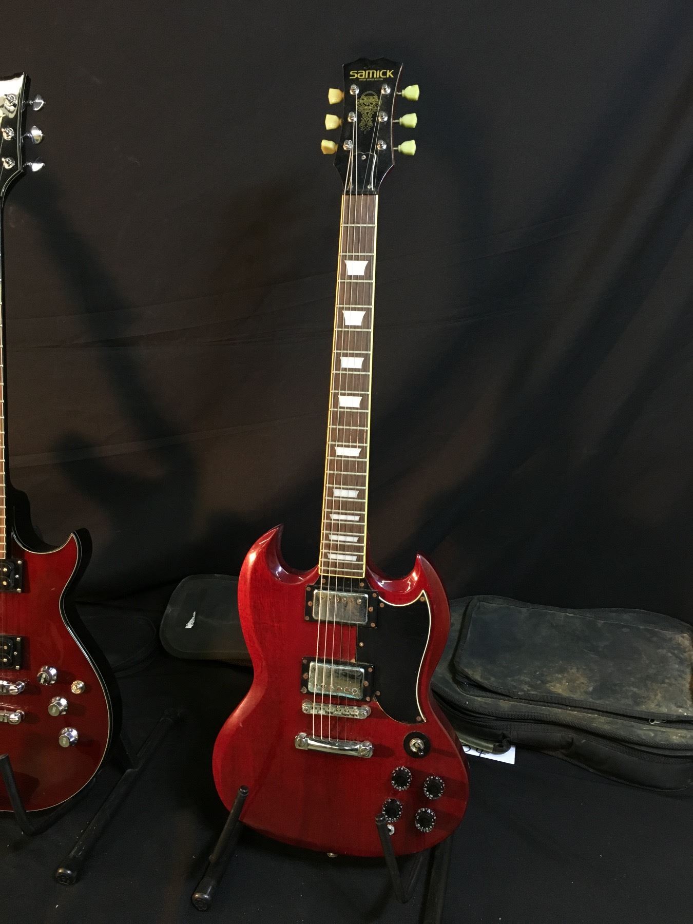 3 GUITARS IBANEZ LES PAUL STYLE ELECTRIC GUITAR WITH CHROME KNOBS AND