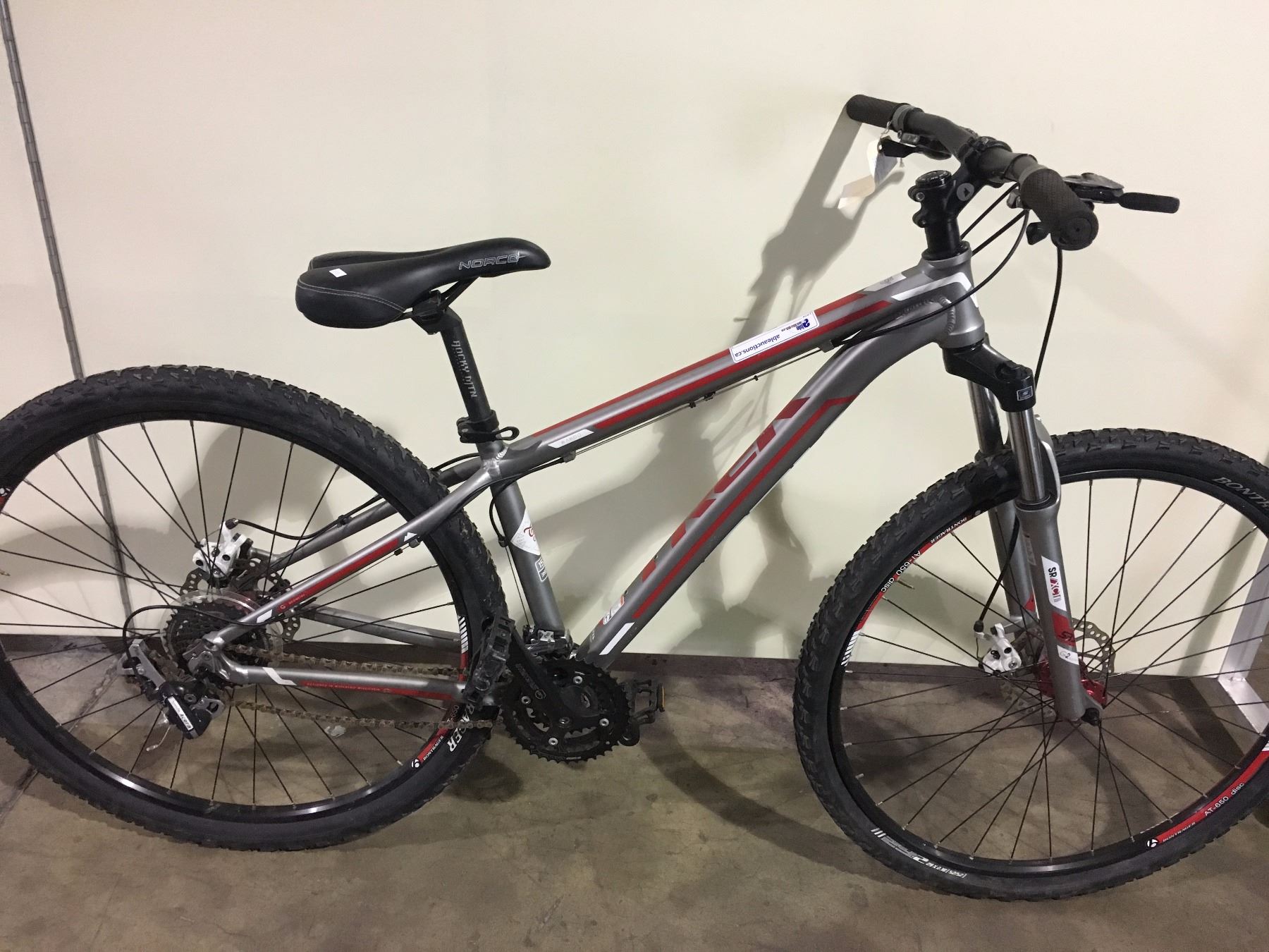 GREY TREK WAHOO 24 SPEED FRONT SUSPENSION MOUNTAIN BIKE WITH FULL DISC BRAKES