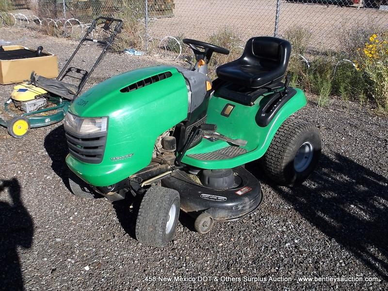 John Deere Sabre Riding Lawn Mower Model 17 542 Hs 222 9 Hours Image 1 John Deere Sabre Riding Lawn Mower Model 17 542 Hs 222 9