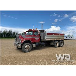 1982 MACK RD688S T/A DUMP TRUCK