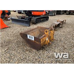 JOHN DEERE 36" CLEAN OUT BUCKET