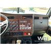 Image 9 : 2002 KENWORTH C500B T/A BED TRUCK