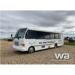 2000 FREIGHTLINER 28 PASSENGER BUS