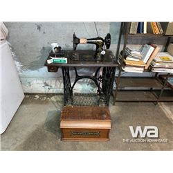 ANTQUE SINGER TREADLE SEWING MACHINE