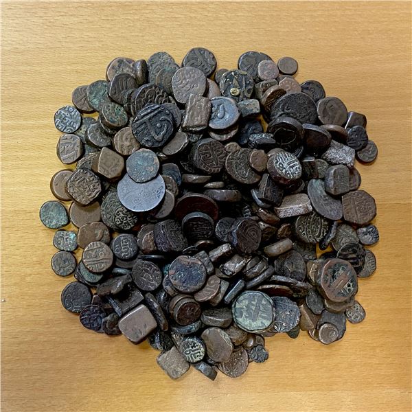 INDIA: LOT of 302 copper coins, loose in a box