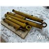 Image 1 : (4) Cat D6T Lift & Angle Cylinders