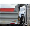 Image 21 : 2002 KENWORTH T800 T/A DUMP TRUCK