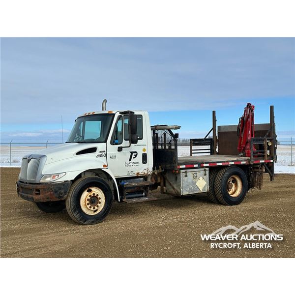 2002 INTERNATIONAL 4300 S/A FLATBED BOOM TRUCK