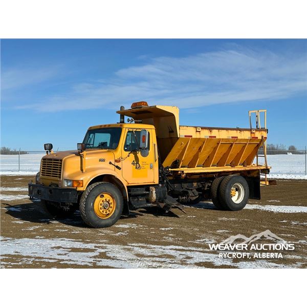 1996 INTERNATIONAL 4900 S/A SAND & PLOW TRUCK