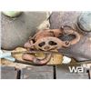 Image 5 : HEAVY DUTY CLAMP AND METAL TABLE