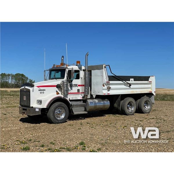 1998 KENWORTH T800B T/A DUMP TRUCK