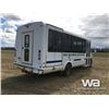 Image 4 : 2001 FORD E450 CUTAWAY HANDICAP TRANSPORT