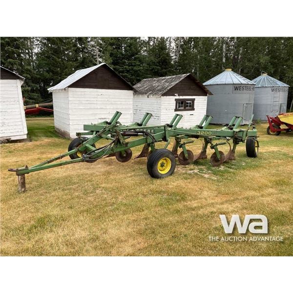 JOHN DEERE 3200 5X16" AUTO RESET PLOW