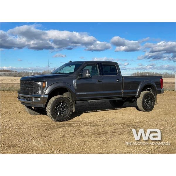 2019 FORD F-350 LARIAT CREW CAB PICKUP