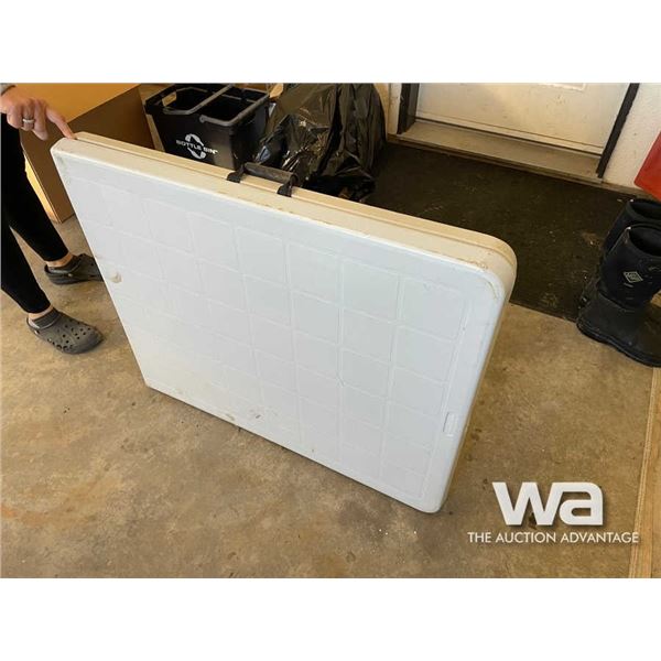 PLASTIC FOLD-UP TABLE