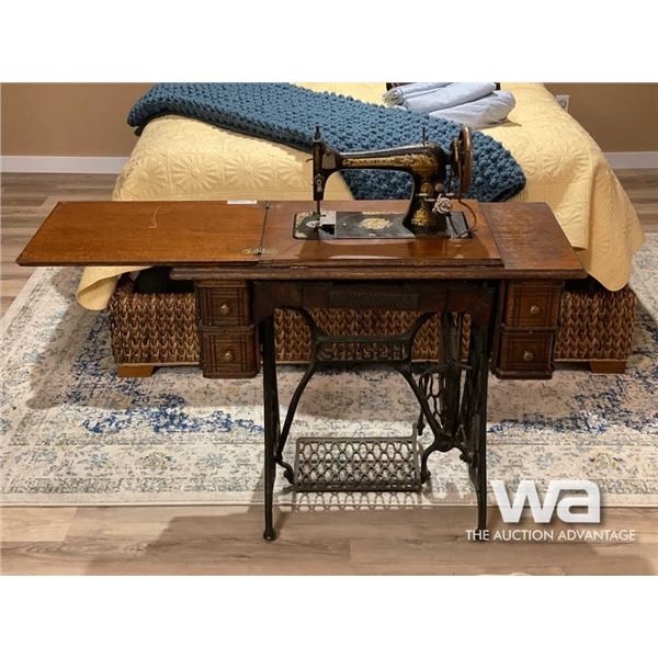 SINGER ANTIQUE SEWING MACHINE