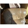 Image 4 : 3 PIECE LEATHER RECLINING SET
