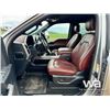 Image 7 : 2022 FORD F-450 PLATINUM CREW CAB DUALLY PICKUP