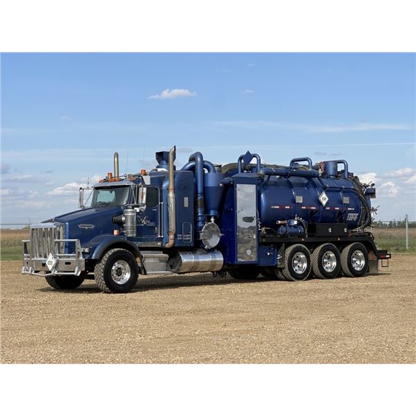 2005 KENWORTH T800B TRI DRIVE HYDRO VACUUM TRUCK