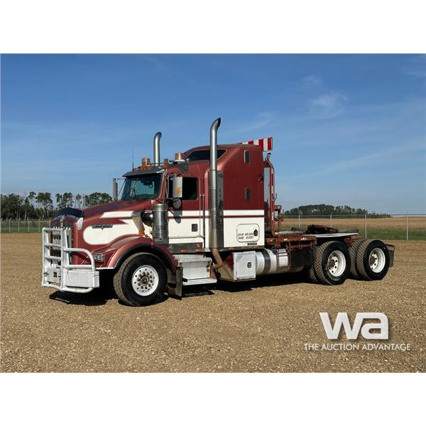 2002 KENWORTH T800B T/A SLEEPER WINCH TRACTOR