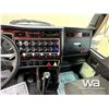 Image 11 : 2008 KENWORTH T800B TRI DRIVE SLEEPER DUMP TRUCK