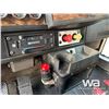 Image 15 : 1994 KENWORTH T800 T/A GRAVEL TRUCK