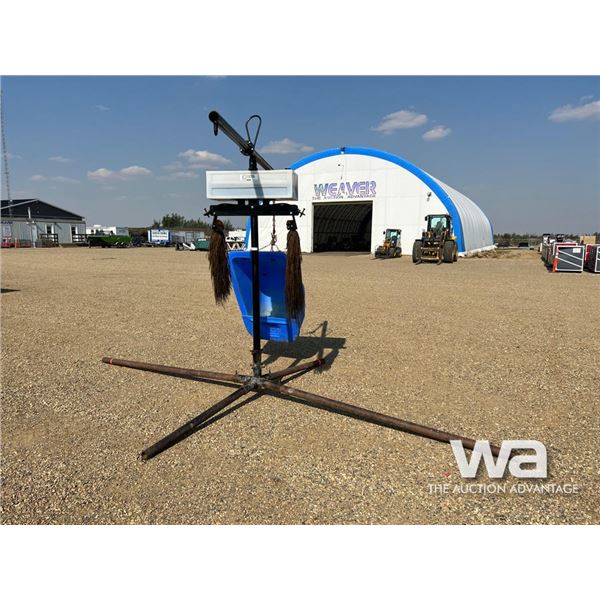 PIONEER CATTLE OILER & SALT FEEDER