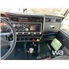 Image 10 : 2018 KENWORTH T800 TRI DRIVE SLEEPER TRUCK TRACTOR