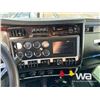 Image 11 : 2018 KENWORTH T800 TRI DRIVE SLEEPER TRUCK TRACTOR