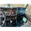 Image 9 : 2018 KENWORTH T800 TRI DRIVE SLEEPER TRUCK TRACTOR
