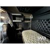 Image 18 : 2014 KENWORTH T800 TRI DRIVE SLEEPER TRUCK TRACTOR