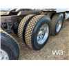 Image 33 : 2014 KENWORTH T800 TRI DRIVE SLEEPER TRUCK TRACTOR