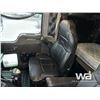 Image 7 : 2014 KENWORTH T800 TRI DRIVE SLEEPER TRUCK TRACTOR