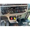 Image 15 : 2019 PETERBILT 367 TRI DRIVE SLEEPER TANK TRUCK