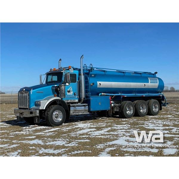 2007 KENWORTH T800 TRI DRIVE 18,980 L WATER TRUCK