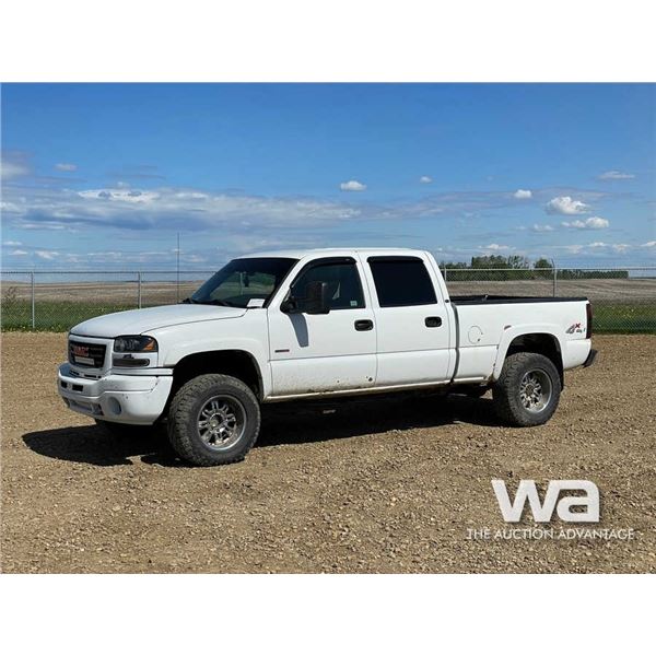 2005 GMC SIERRA CREW CAB PICKUP