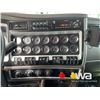 Image 9 : 2018 KENWORTH T800 TRI DRIVE SLEEPER WINCH TRACTOR