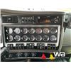 Image 9 : 2015 KENWORTH T800 TRI-DRIVE TRUCK TRACTOR