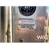 Image 5 : 2009 KENWORTH T800 TRI DRIVE SLEEPER TRUCK TRACTOR