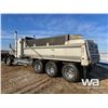 Image 4 : 2010 KENWORTH T800 TRI DRIVE SLEEPER DUMP TRUCK