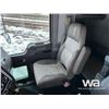 Image 9 : 2013 KENWORTH T800 TRI DRIVE SLEEPER TRUCK TRACTOR