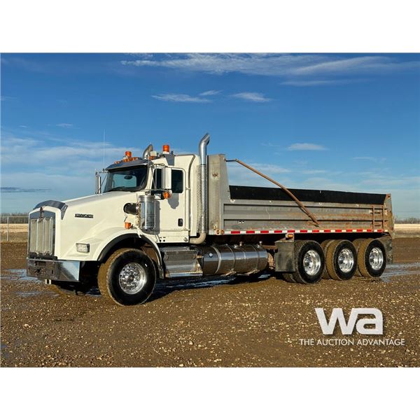 PS - 2013 KENWORTH T800 TRI DRIVE DUMP TRUCK