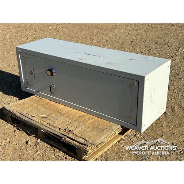 EXCELLENT 12 GUN SAFE W/ AMMO CABINET