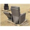 Image 3 : (2) CLOTH CHAIRS
