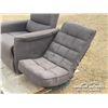 Image 6 : (2) CLOTH CHAIRS