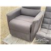 Image 7 : (2) CLOTH CHAIRS
