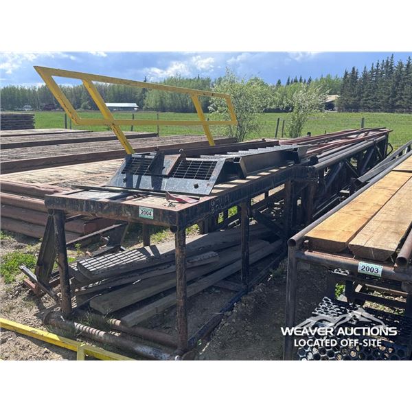 CATWALK WITH SWING OUT PIPE RACK