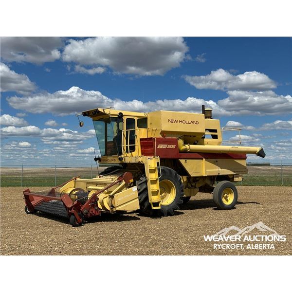 NEW HOLLAND TR95 COMBINE HARVESTER